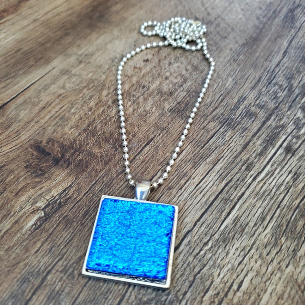 ⭐2/$20 Bright blue sparkly glass square pendant